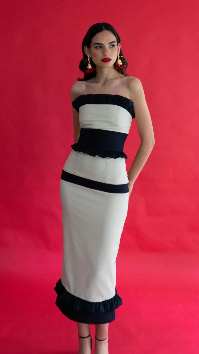 El vestido Maestranza es ideal para la noche del Pescaíto ✨
Tú eliges, ¿beige o caramelo? 
Disponible en tienda física y en lozaniabrand.com

#Lozania #Lozaniabrand #abril #spring #newcollection #nuevacoleccion #invitadaslozania #lozaniagirls #madeinspain #ss25 #pescaito #feriasevilla