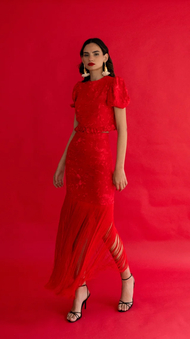 La moda de inspiración andaluza es tendencia en las invitadas de este año ❤️ ¿Quién se puede resistir a los flecos, el tejido bordado y a este rojo pasión? ✨
Conjunto Abril disponible en tienda física y en lozaniabrand.com

#Lozania #Lozaniabrand #abril #spring #newcollection #nuevacoleccion #invitadaslozania #lozaniagirls #madeinspain #ss25 #pescaito #feriasevilla