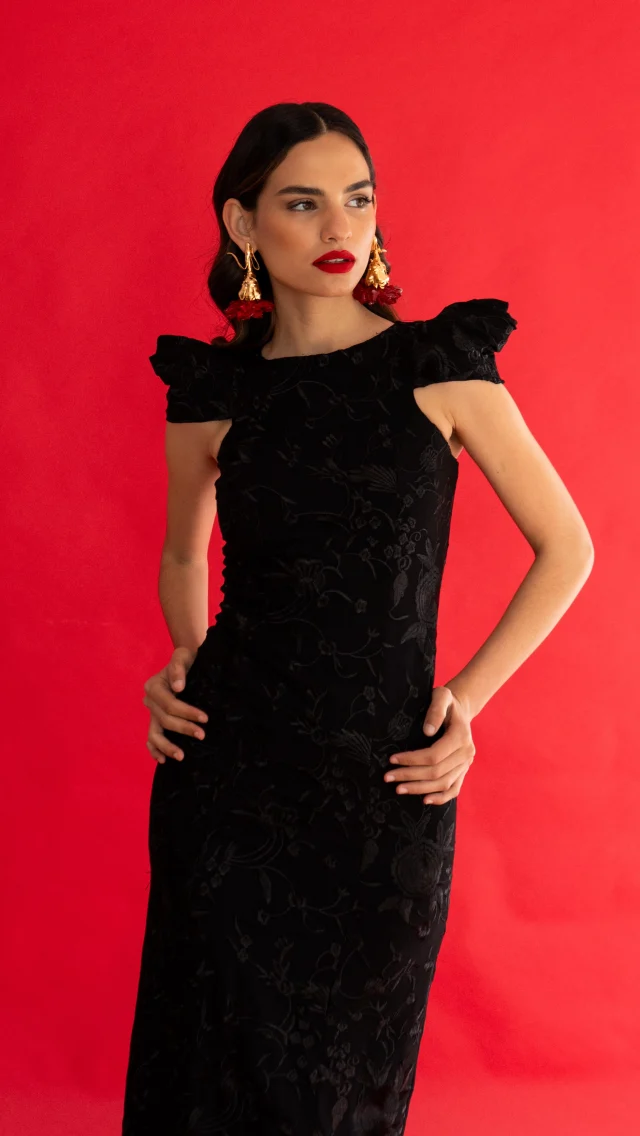 En este vestido hemos usado un tejido bordado con dibujos diseñados por nuestro equipo de diseño, manteniendo la esencia y el estilo de los mantones de Manila y haciéndolo aún más elegante ✨
¿Cuál eliges: negro o rojo?
Disponible en tienda física y en lozaniabrand.com 

#Lozania #Lozaniabrand #abril #spring #newcollection #nuevacoleccion #invitadaslozania #lozaniagirls #madeinspain #ss25