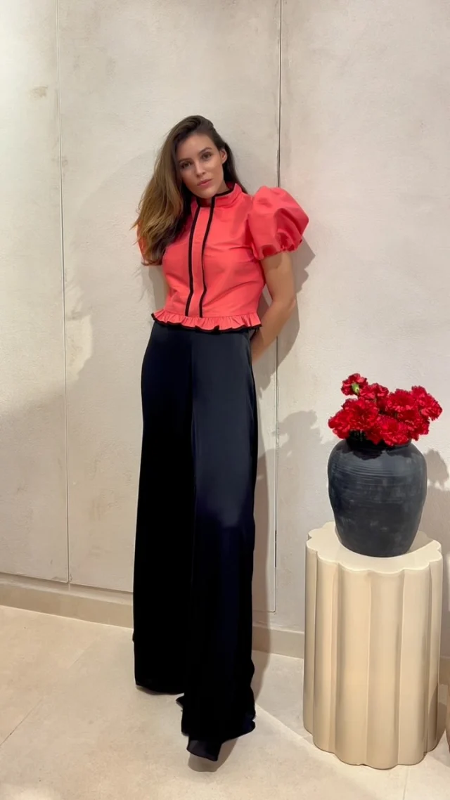 @marinacava00 visitó nuestra tienda en busca de inspiración para looks de invitada y esta fue una de sus opciones con la Blusa Farolillo y el Pantalón Capri, ¿qué os parece? ✨❤️
Visítanos en Calle Cerrajería 12, en el casco histórico de Sevilla o descubre nuestra última colección en lozaniabrand.com 

#Lozania #Lozaniabrand #abril #spring #newcollection #nuevacoleccion #invitadaslozania #lozaniagirls #madeinspain #ss25